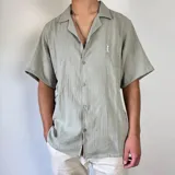 Camisa color verde claro de muselina con manga corta y corte oversize.