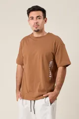 Remera negra de algodón con estampado frontal de la palabra "Emotion" en color blanco.