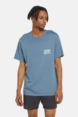Remera celeste de corte recto con logo de Levi's estampado en el pecho.