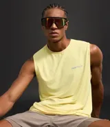 Musculosa deportiva amarilla de poliéster y elastano con tecnología Dry, corte regular, cuello redondo, laser cut y estampa localizada.