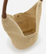 Bolso playero tipo tote bag confeccionado en paja color beige, con asas de mano de cuero sintético trenzado color marrón.
