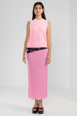 Top sin mangas color rosa con textura.