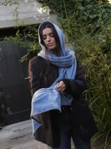 Pashmina azul marino con textura suave.