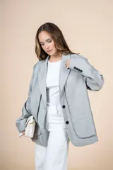 Blazer gris de poliéster y lana, de corte recto y textura sutil.