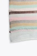 Top tejido de punto con hilo metalizado, diseño a rayas horizontales en tonos pastel y cuello redondo.