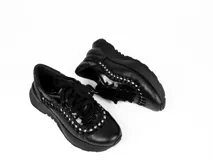 Zapatillas deportivas urbanas de cuero vacuno color blanco con detalles en cuero color beige y trenzado artesanal.