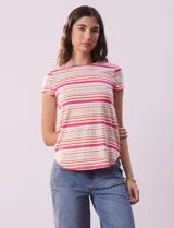 Remera de modal estampada a rayas horizontales en tonos rosa, naranja, beige y blanco, con cuello redondo y mangas cortas.