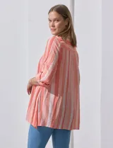 Camisa larga de rayón marca Robert Louis, con estampado a rayas verticales en tonos coral y blanco. Tiene cuello con solapa, abertura central con botones, mangas largas regulables con presilla y botón, y tajos laterales.
