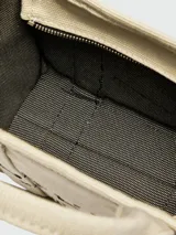 Bolso tote pequeño Marc Jacobs, confeccionado en jacquard negro con logo de la marca en blanco. Tiene doble asa de mano y correa bandolera ajustable y extraíble.