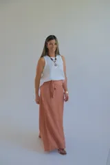 Falda larga color terracota, de corte recto y tiro alto, con lazo en la cintura.