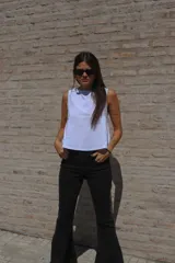 Musculosa blanca de algodón con corte recto y sisas amplias.