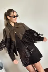 Faja de cuero ovino color chocolate con flecos, tachas plateadas y hebilla metálica ajustable.