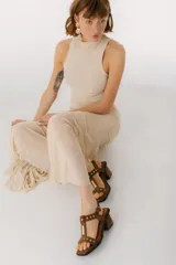 Sandalias de cuero color bordeaux con taco cuadrado y apliques metálicos dorados.