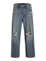 Pantalón de jean azul de corte amplio con roturas en las rodillas, tiro alto y cierre con botones.