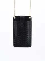 Morral negro con textura símil piel de reptil, cierre con broche a presión y correa de cadena dorada.