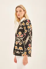 Blazer con estampado abstracto en tonos marrones, rojos y blancos, confeccionado en seda y viscosa con forrería de jacquard a tono.
