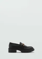 Mocasines negros de cuero sintético con hebilla dorada y suela track.