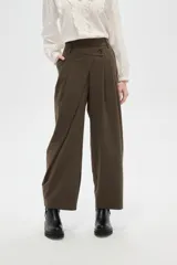 Pantalón ancho de poliéster color verde militar, tiro bajo, con pinzas y diseño cruzado frontal con un botón visible.