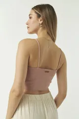 Top de breteles finos color rosa viejo, con escote fruncido y cordón ajustable.