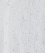 Camisa blanca de algodón con bordado de flores, corte regular, cuello inglés, manga corta y abotonadura frontal.