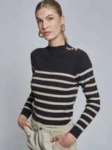 Sweater de punto a rayas horizontales negras y beige, con cuello alto y botones decorativos en el hombro.