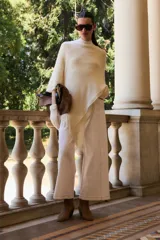 Jean culotte color crudo, de corte ancho y largo hasta el tobillo, con costuras visibles en contraste.