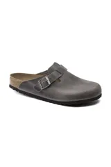 Sandalia tipo mule en color gris con diseño minimalista y hebilla lateral.