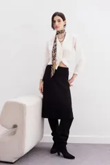 Falda midi negra de tejido de punto con cintura elastizada y diseño plisado.