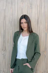 Blazer verde con rayas verticales blancas, solapas clásicas y corte entallado.