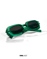 Lentes de sol con montura geométrica verde translúcido y cristales negros. Cuentan con protección UV 400.