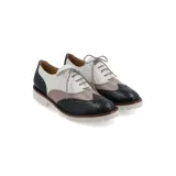 Zapato Oxford color bronce con detalles de perforaciones y suela blanca de goma.