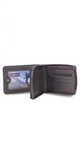 Billetera marrón oscuro de símil cuero con cierre alrededor, diseñada para organizar billetes y tarjetas. Su parte frontal cuenta con un broche y espacio adicional para tarjetas y documentos.