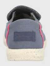 Alpargata azul de lona, sin cordones, con elástico en los laterales, plantilla acolchada y suela de goma.