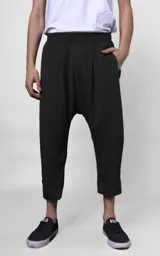 Pantalón negro tipo babucha, con cintura elástica y corte holgado.