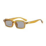 Lentes de sol unisex con montura cuadrada negra y lentes grises. Fabricados con plástico reciclado, con filtro UV 400. Incluye estuche.