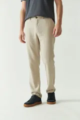 Pantalón de vestir azul marino, de corte recto, con bolsillos laterales y traseros. Se ajusta a la cintura con cinturón de cuero marrón.