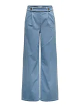 Jean de denim azul claro con corte ancho y cintura alta, diseñado con bolsillos frontales.