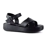 Sandalias plateadas con plataforma, tiras cruzadas y hebilla al tobillo.