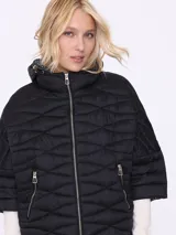 Campera negra corta con cuello alto, cierre frontal con cremallera y mangas 3/4.