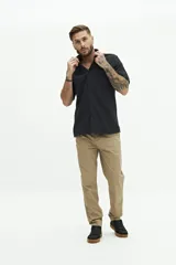 Camisa de manga corta color beige, con textura tipo crepé y cuello camisero.