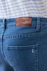 Pantalón de jean azul de corte recto, con bolsillos delanteros y traseros, y presillas para cinturón.