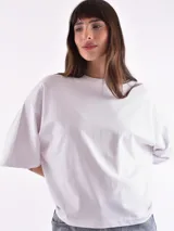 Remera blanca de corte holgado y mangas cortas.