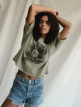 Remera de algodón orgánico, con estampado frontal en colores neutros y corte relajado.