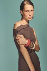 Vestido midi marrón de cuello asimétrico drapeado y sisa americana.