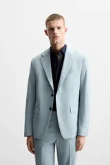 Blazer slim fit color celeste confeccionada en tejido con viscosa. Cuello con solapas de muesca. Manga larga acabada en puño con detalle de botones. Bolsillo de vivo en pecho y de solapa en cadera. Detalle bolsillo interior. Bajo con aberturas en espalda. Cierre frontal con botones.