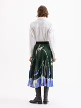 Pollera maxi plisada de sedita Gucci, color verde oscuro con estampado exclusivo de cerezas y detalles en azul y blanco. Tiene elástico satinado en la cintura.