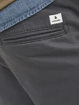Pantalón chino gris oscuro con cierre de cremallera.
