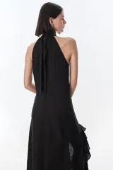 Vestido largo azul de lino, con cuello halter y volados en el ruedo.