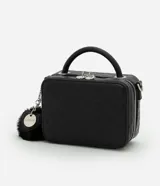Cartera negra tipo camera bag con textura en relieve, correa de mano, asa desmontable y pompón colgante.