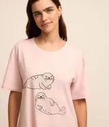 Camisón corto rosado de algodón con cuello redondo y mangas cortas. Estampado con dos focas y texto en portugués.
